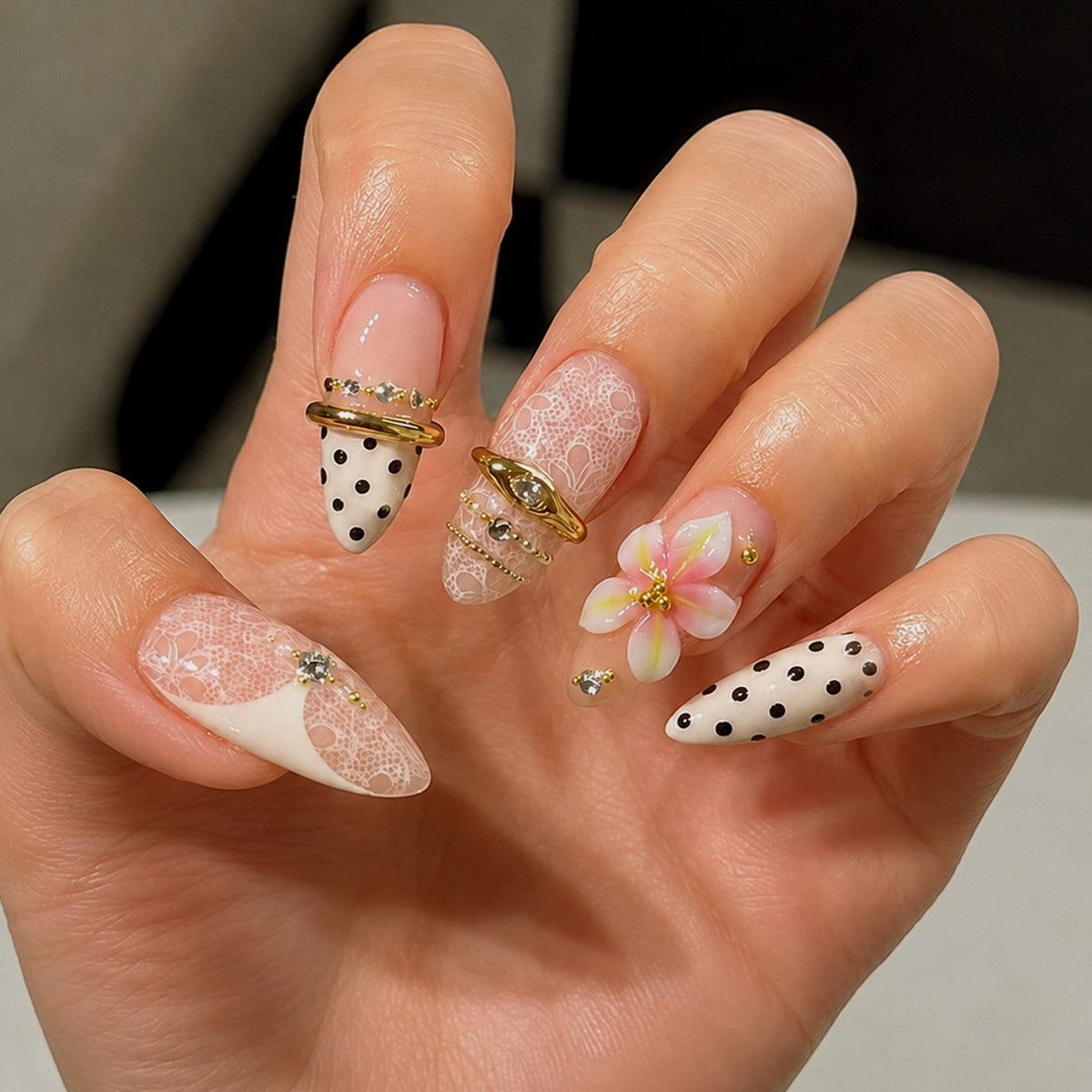 Kunstnagelset mit floralen und glitzernden Akzenten Brehn