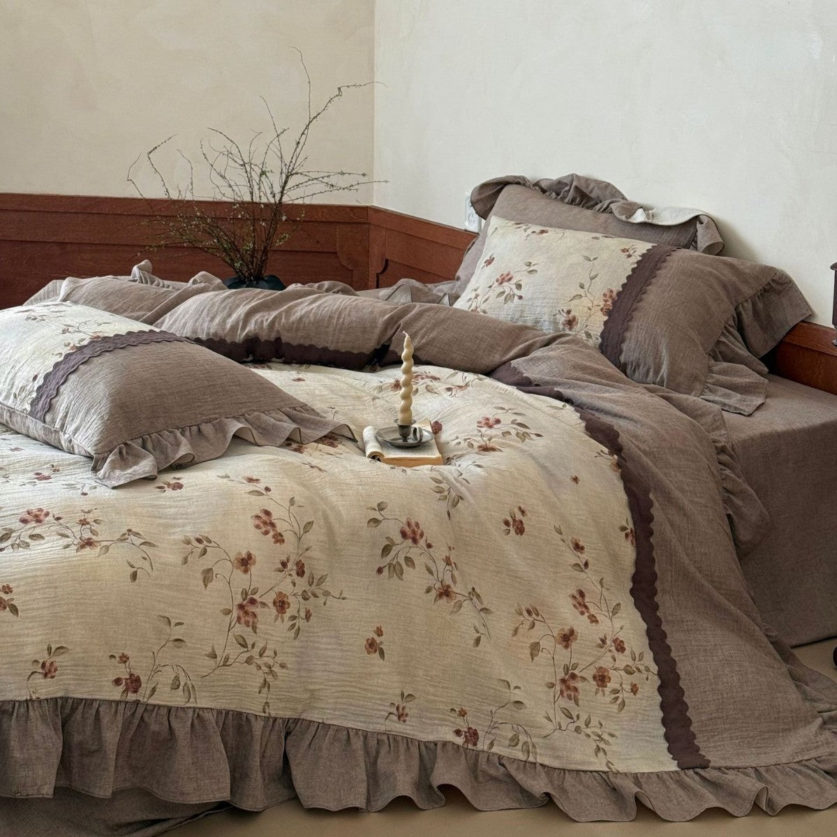 Bettwäsche-Garnitur aus Leinen-Baumwolle mit zartem Blumenprint und Rüschenbesatz Brehn
