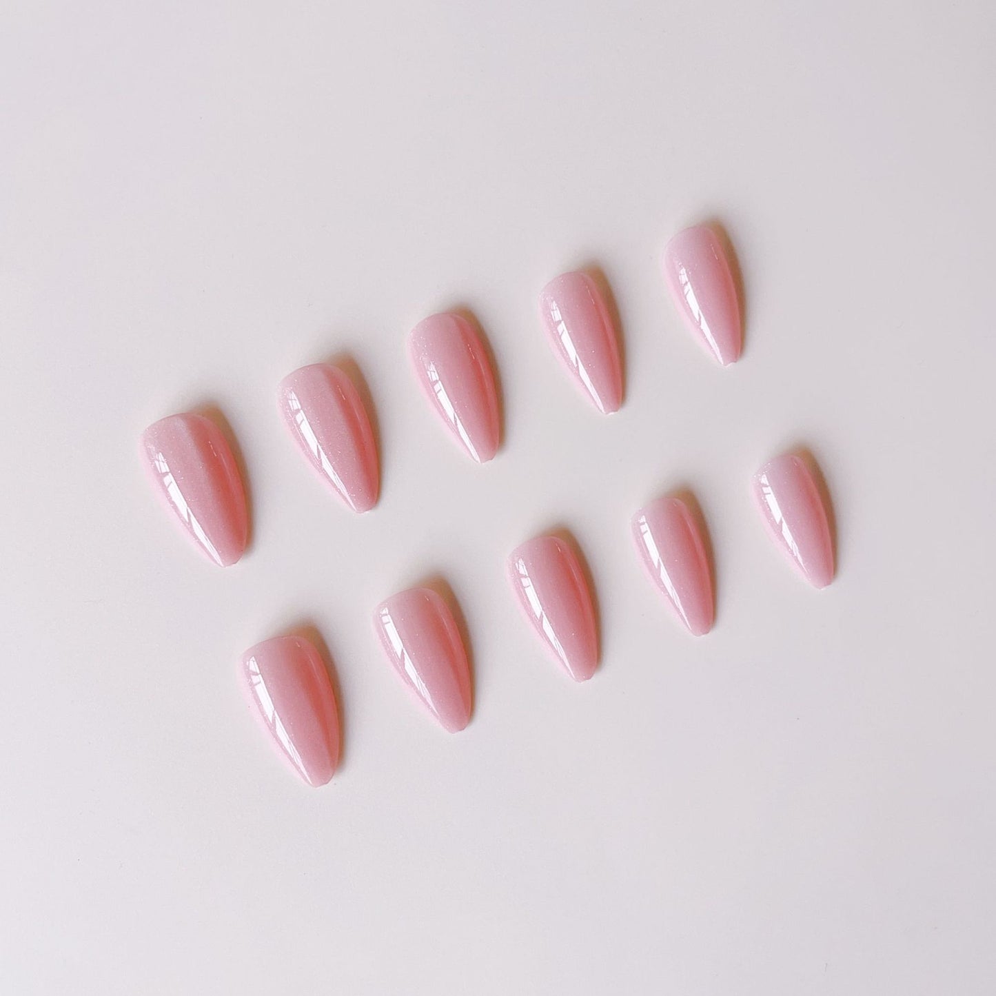 Kunstnagelset mit glamourösem Hochglanz-Finish und zarten Glitzerakzenten Brehn