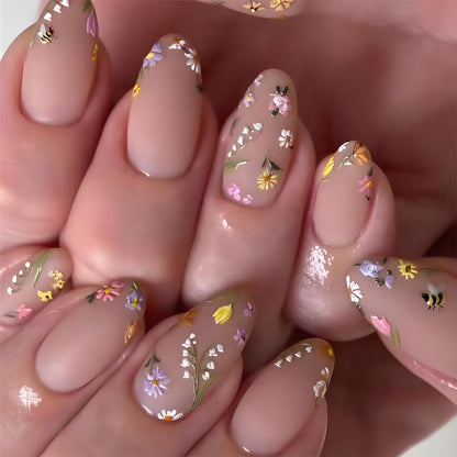 Kunstnagelset mit floralen Akzenten Brehn