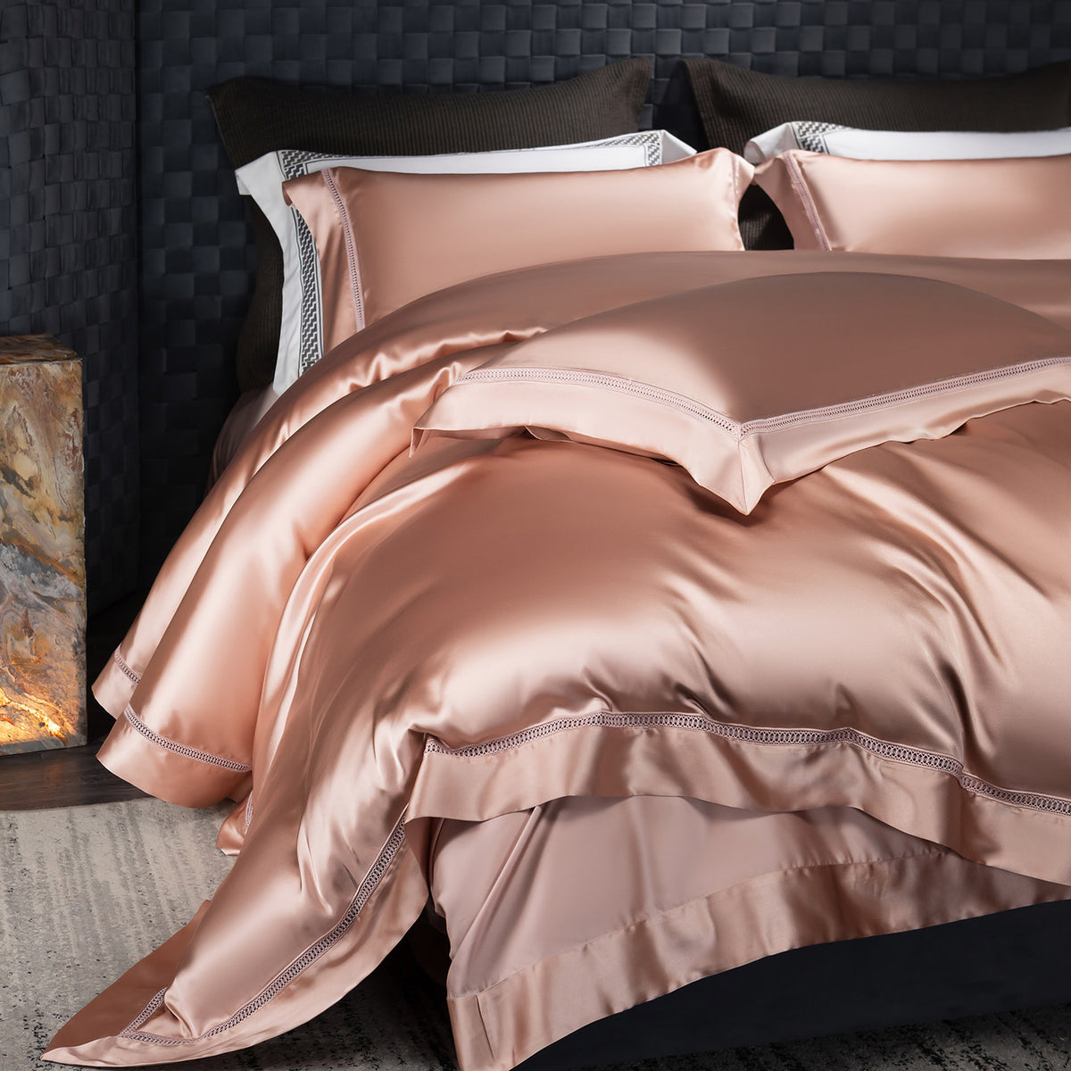 Luxuriöses Satin-Bettbezug-Set mit Maulbeergefühl und venezianischem Spitzen-Einsatz sowie tiefen Flanschen Kissenbezügen