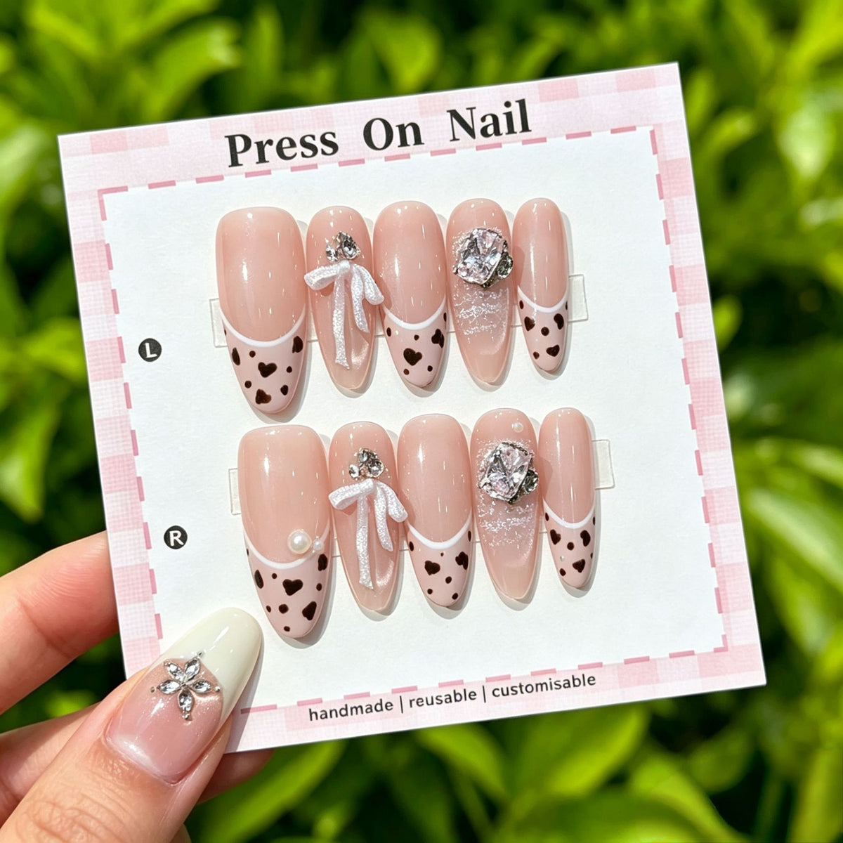 Künstlerisches Press-On Nail Art Set mit niedlichen Charakteren und Schleifenakzenten