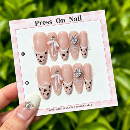 Künstlerisches Press-On Nail Art Set mit niedlichen Charakteren und Schleifenakzenten