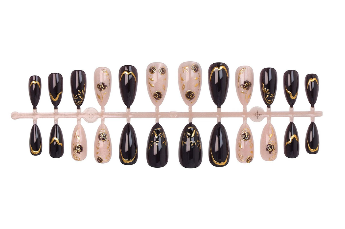 Kunstnagelset mit eleganten Goldverzierungen und originellen Mustern Brehn