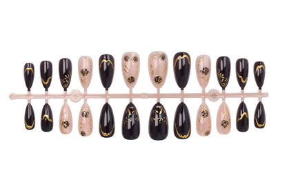 Kunstnagelset mit eleganten Goldverzierungen und originellen Mustern Brehn