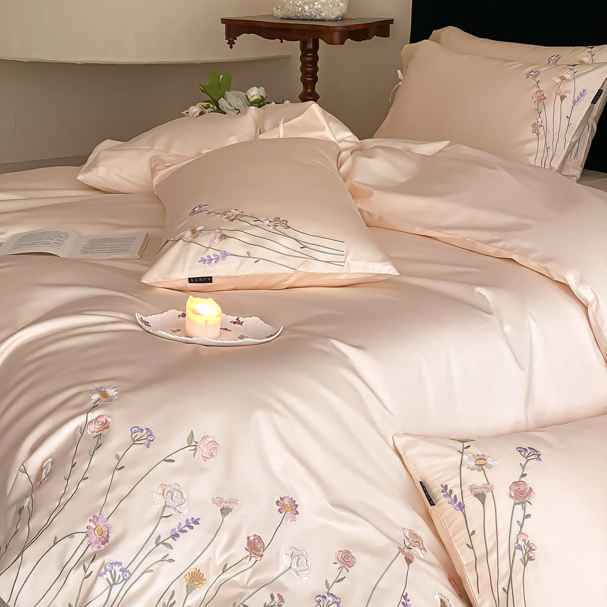 Seidiger bestickter floral Satin Bettbezug Set mit Schleifen-Kissenbezügen
