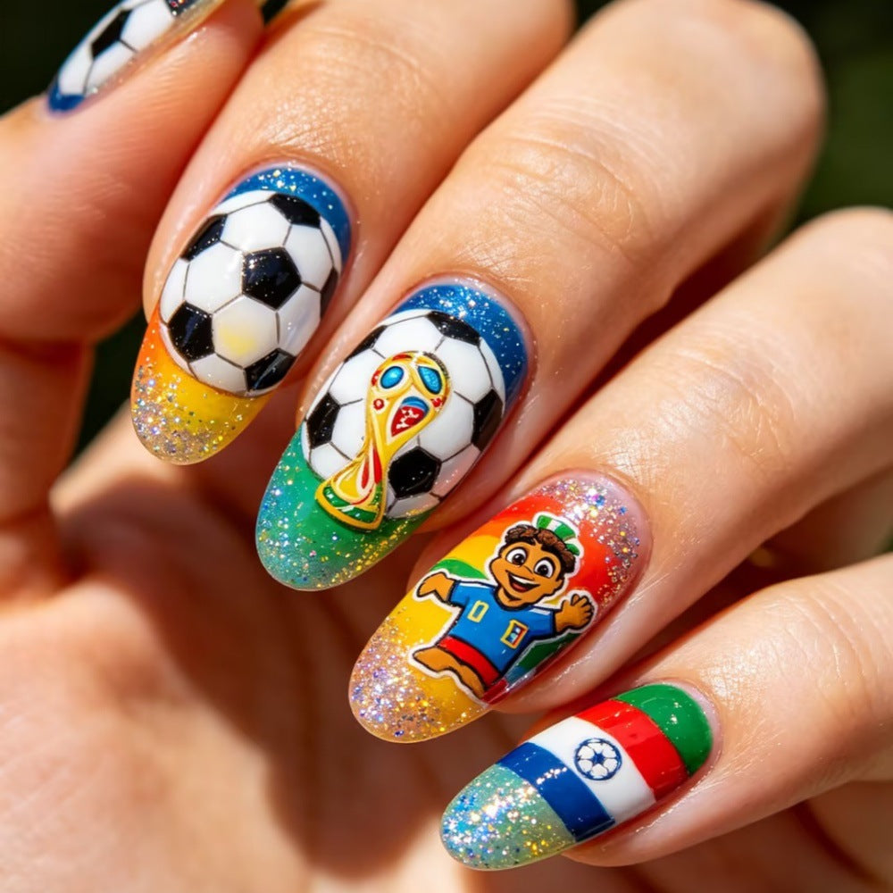 Kunstnägel mit Fußball-Motiv und Glitzerakzenten Brehn