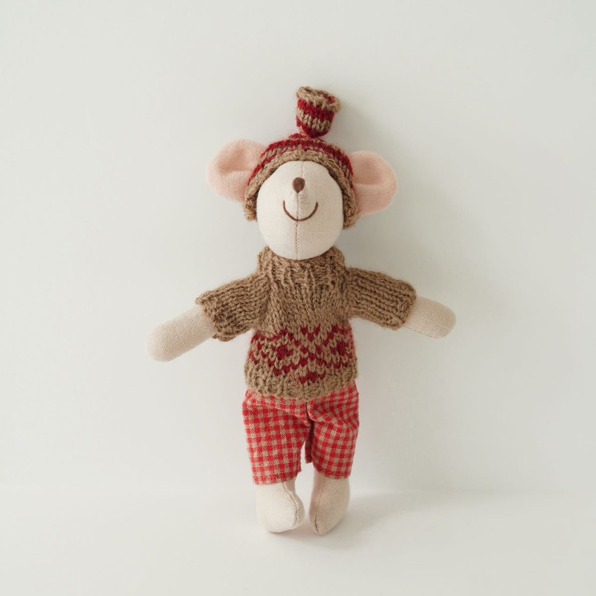 Handgefertigte Maus Plüschpuppe mit gestricktem Herzpullover, Pom-Pom-Mütze und Gingham-Hose