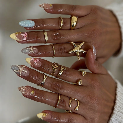 Kunstnägel mit floralen Motiven und Glitzerdetails Brehn