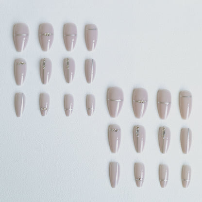 Glamouröse mit Strass akzentuierte Nagelkunst