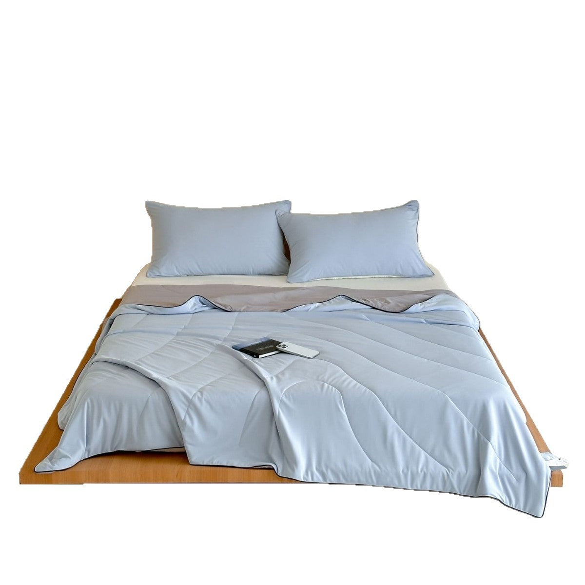 Elegantes Schlaftextil-Set aus Baumwollsatin mit Kontrastpaspel und leichter Stepndecke