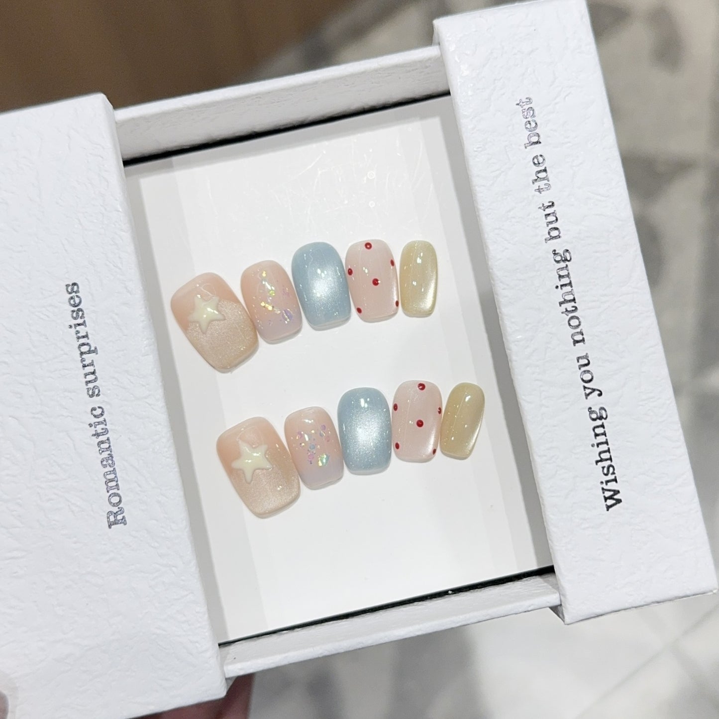 Kunstnägel mit Romantischen Designs und Funkelnden Akzenten Brehn