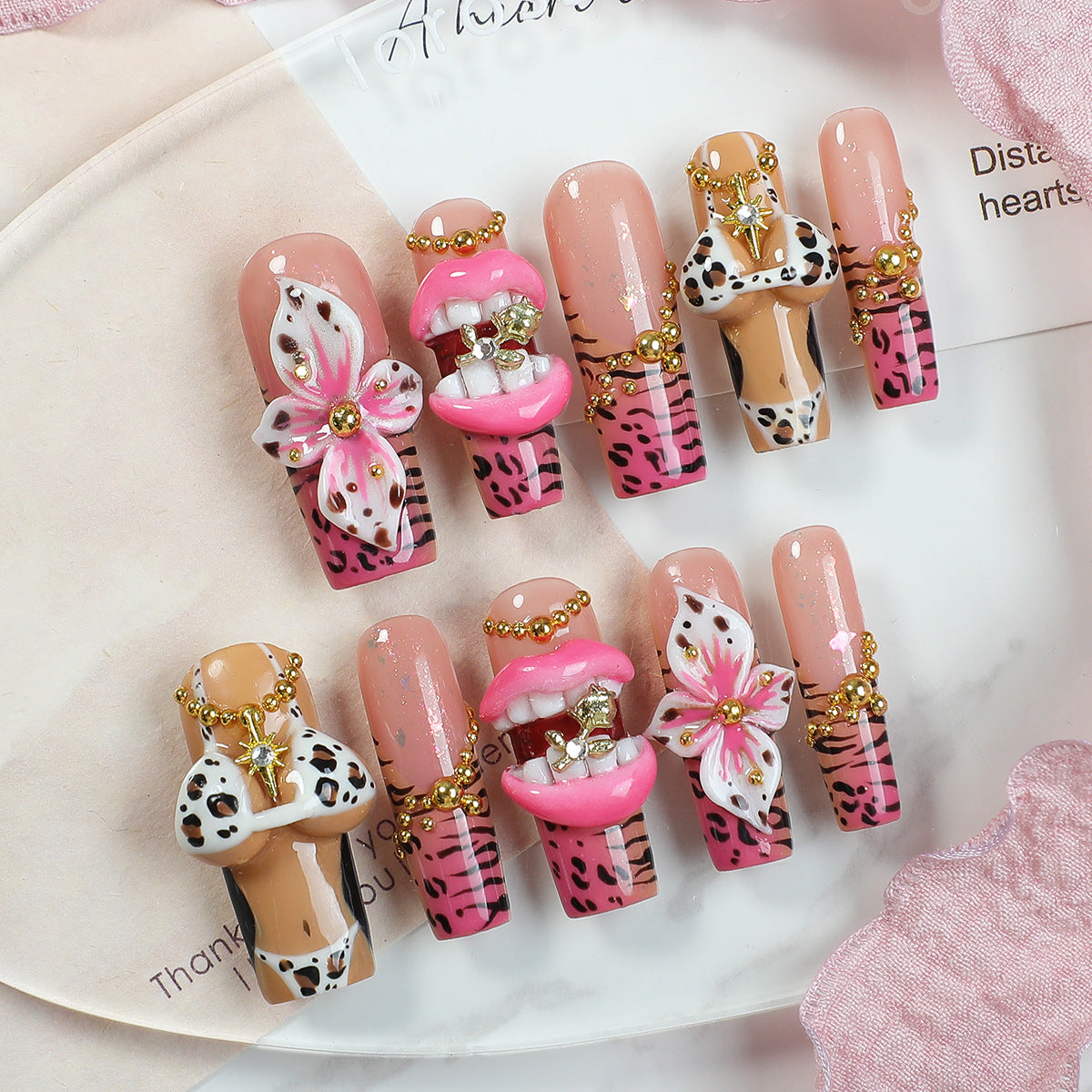 Kreatives Nagelset mit elegantem Tier- und Blütenmuster Brehn