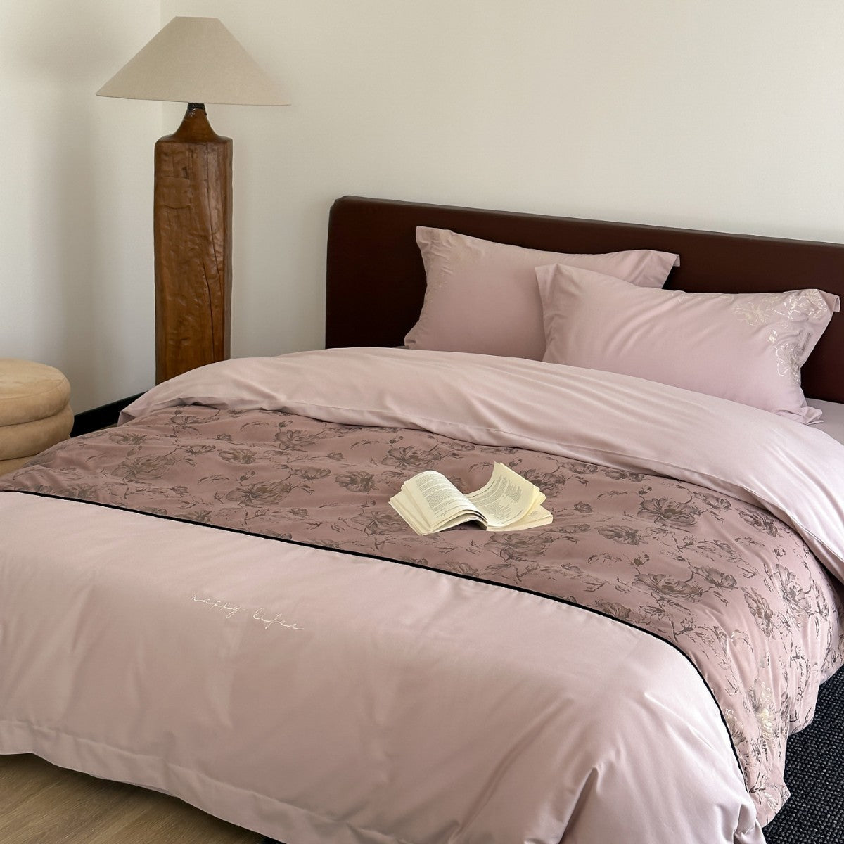 Luxuriöse Bettwäsche-Garnitur aus Baumwollsatin mit floraler Stickerei