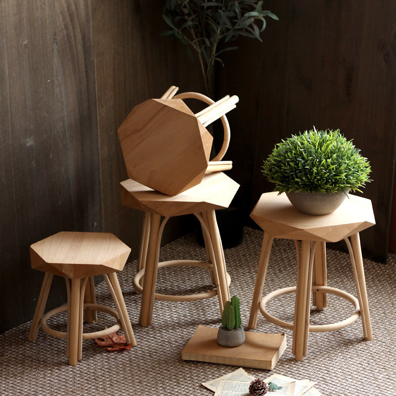 Moderner Hocker aus hochwertigem Holz Brehn