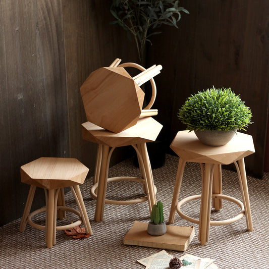 Moderner Hocker aus hochwertigem Holz Brehn