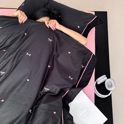 Baumwollsatin Besticktes Schleifenmotiv Bettbezugset mit rosa Paspel