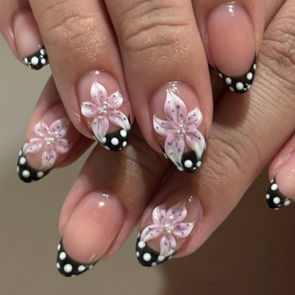 Kunstvolle Nagelkunst mit floralen Designs und eleganten Akzenten Brehn