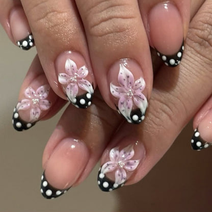 Kunstvolle Nagelkunst mit floralen Designs und eleganten Akzenten Brehn