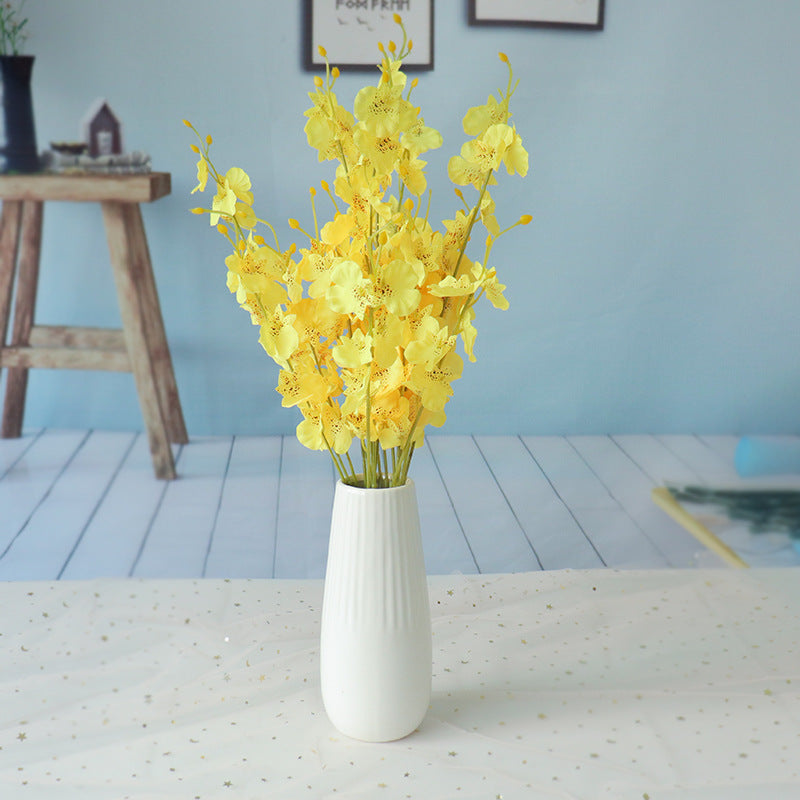 Lebensechte Blumenarrangement in eleganter Vase