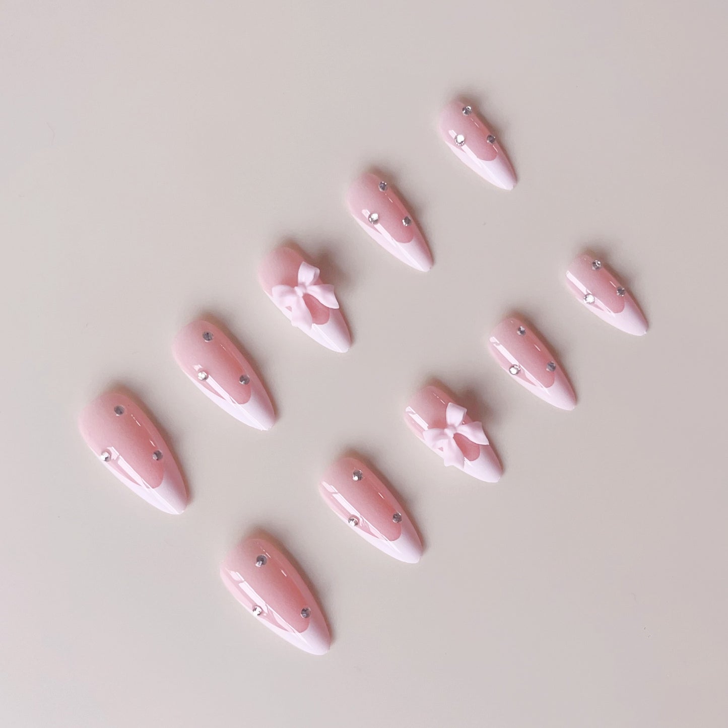Kunstnagelspitzen mit eleganten Spitzen und floralem Design Brehn