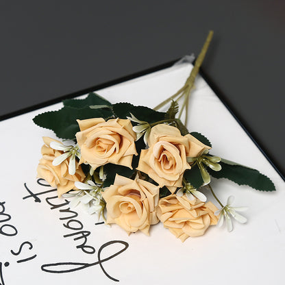 Realistischer künstlicher Rosenstrauß
