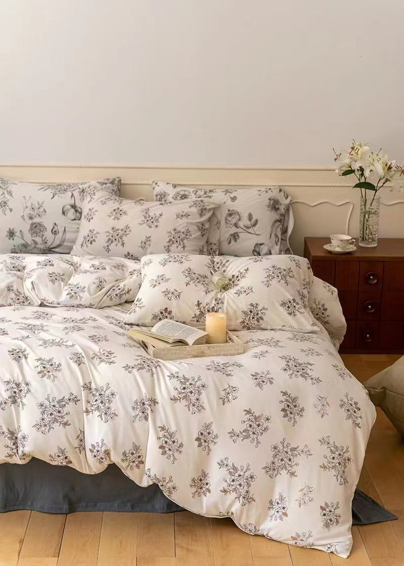 Gestepptes Bettset mit floraler Vintage-Optik und atmungsaktivem Baumwollbezug