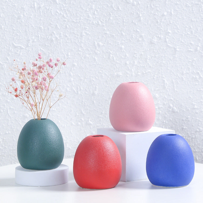Zeitgenössische eiförmige Keramikblumenvase Brehn