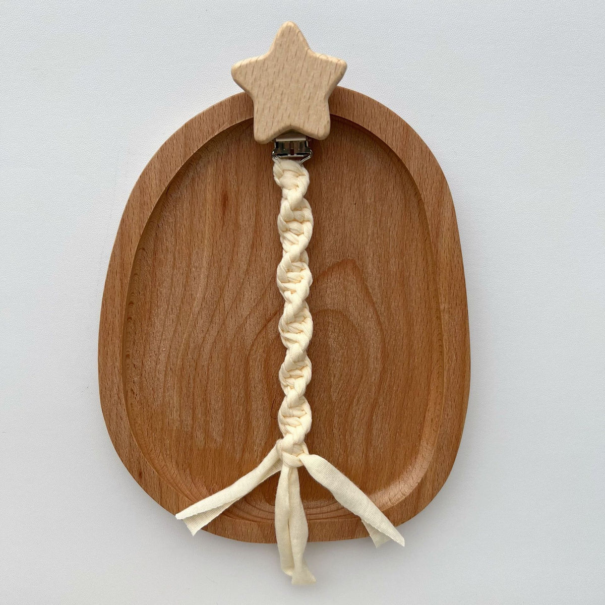 Holzstern Schnullerclip mit geflochtenem Baumwollriemen