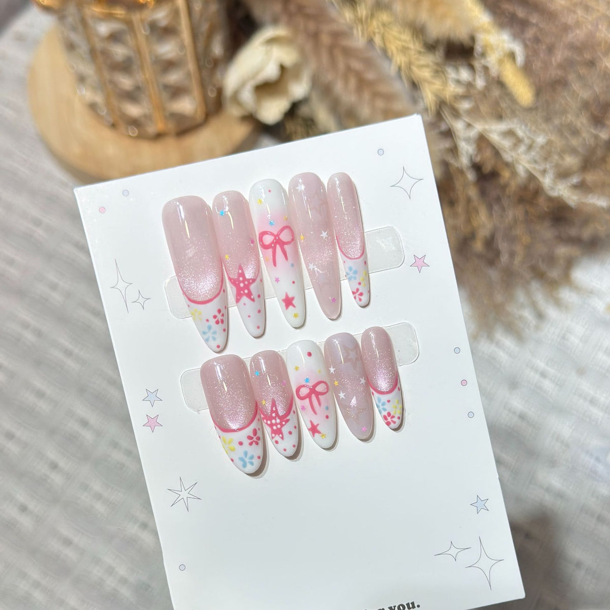 Künstlerisches Press-On Nagelkunst Set mit charmanten Stern- und Schleifendesigns Brehn
