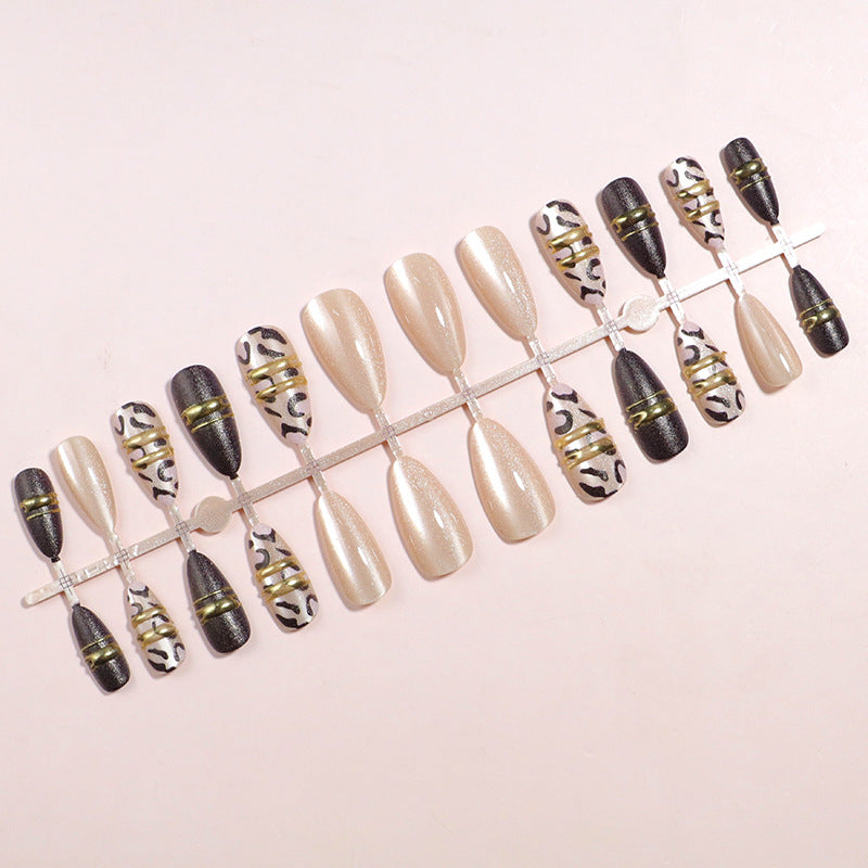 Künstlerisches Press-On-Nagelset mit zeitgenössischen Mustern Brehn
