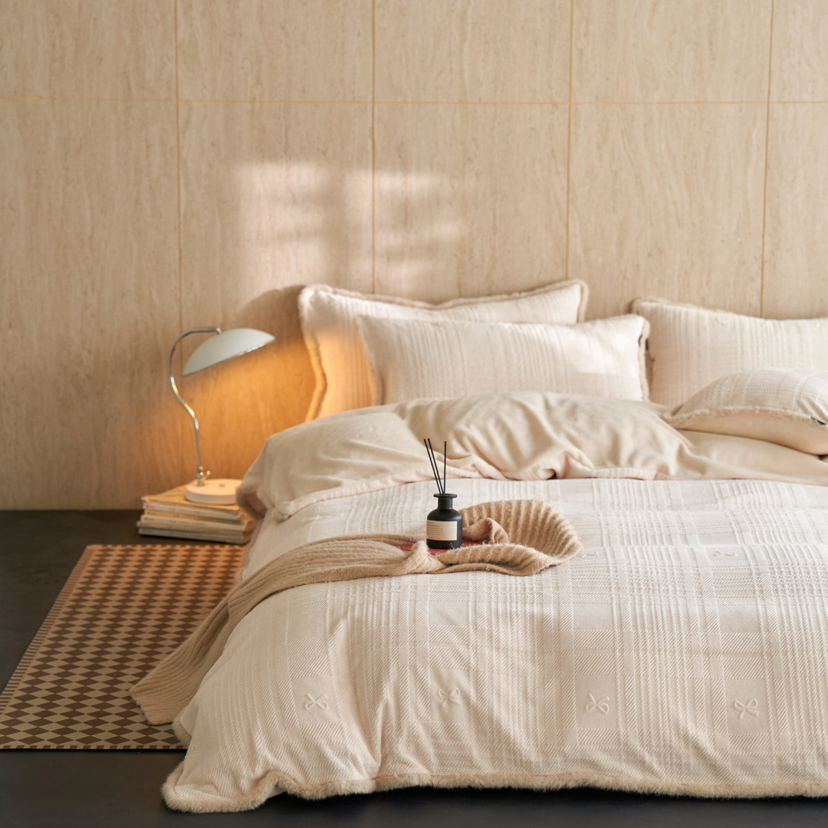 Hochwertiges Steppbett-Set mit geprägtem Karo-Jacquard und Kunstfell-Saum
