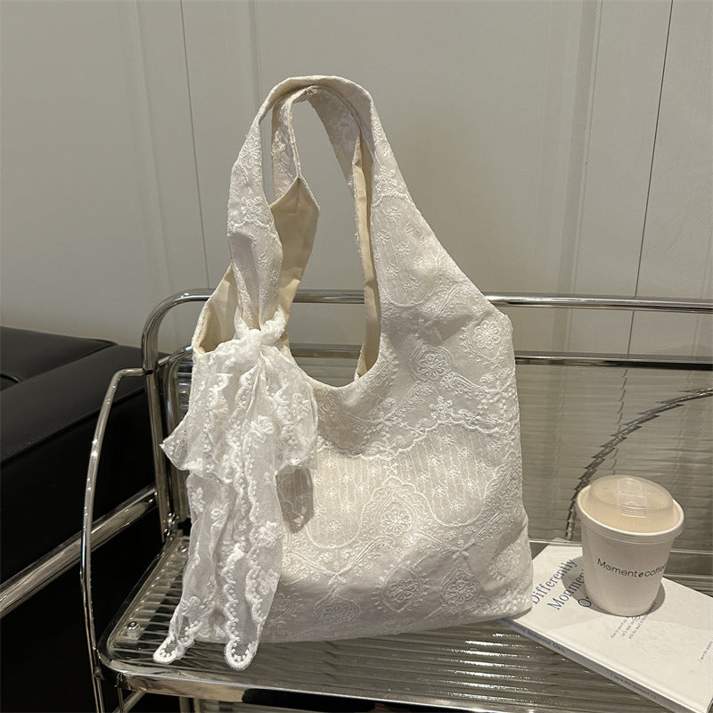 Elegante Schultertasche mit Spitzenbesatz Brehn