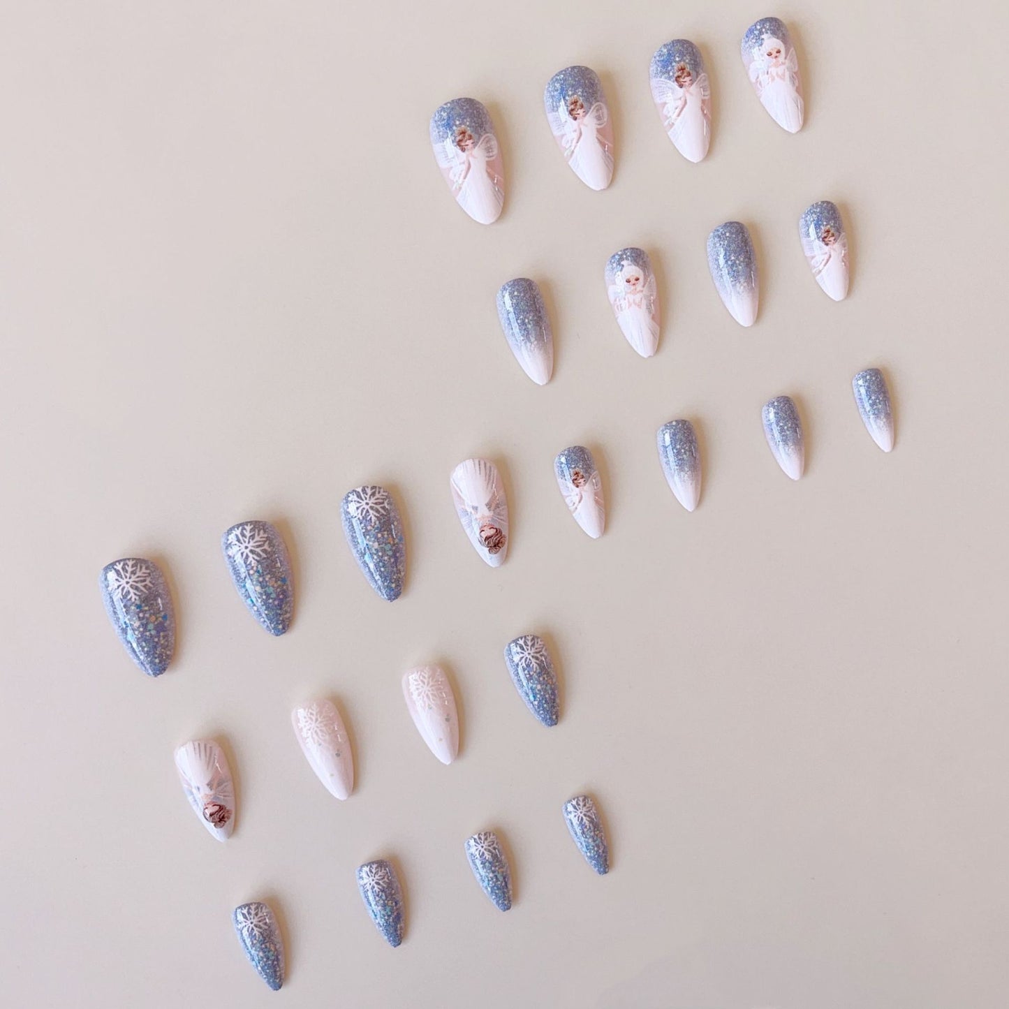 Kunstnagelset mit zauberhaften Feenmotiven und Glitzerakzenten Brehn