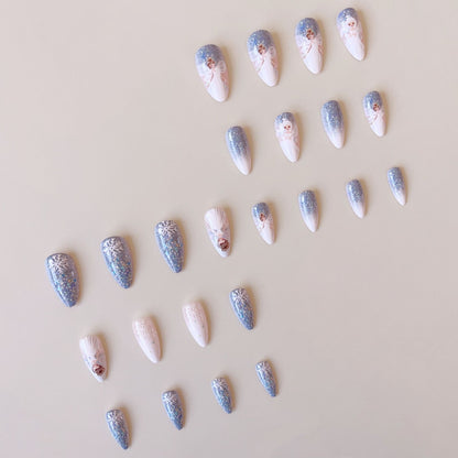 Kunstnagelset mit zauberhaften Feenmotiven und Glitzerakzenten Brehn