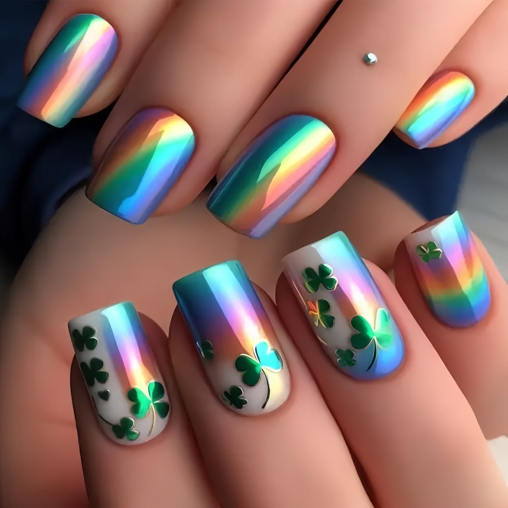 Kunstnägel mit bunten Regenbogen- und Kleeblatt-Designs Brehn