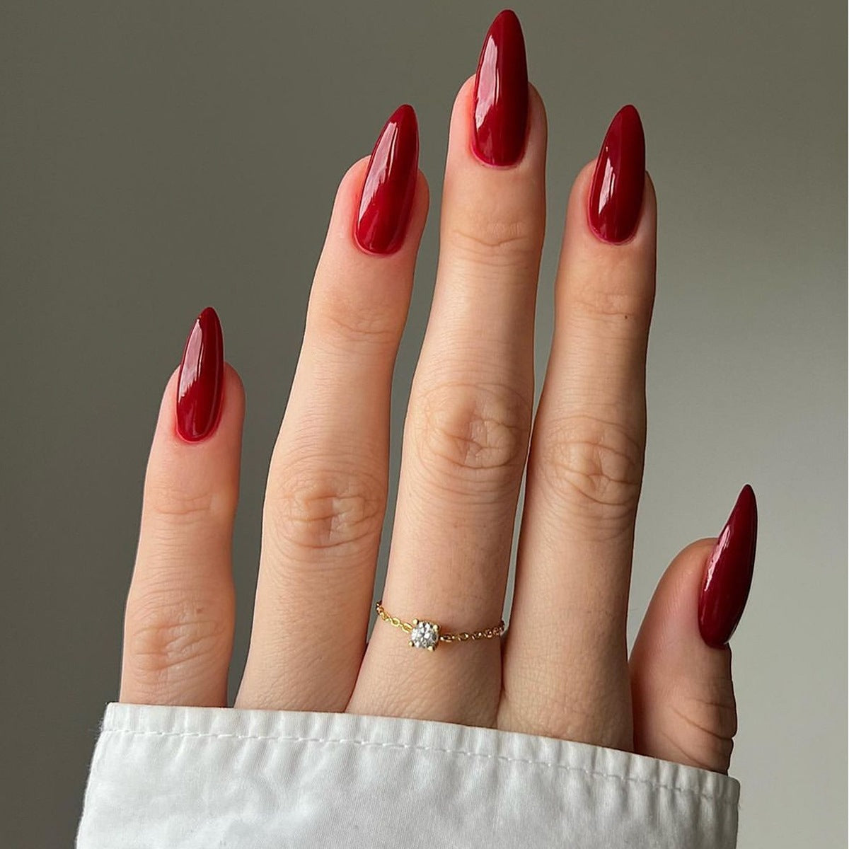 Kunstnagelset mit eleganten Stiletto-Spitzen und mattem Finish Brehn