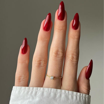 Kunstnagelset mit eleganten Stiletto-Spitzen und mattem Finish Brehn