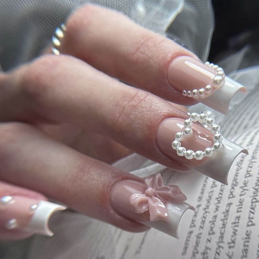 Kunstnagelset mit eleganten 3D-Blüten und Perlverzierungen Brehn