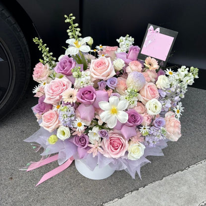 Dekorative Blumenarrangement mit stilvoller Vase