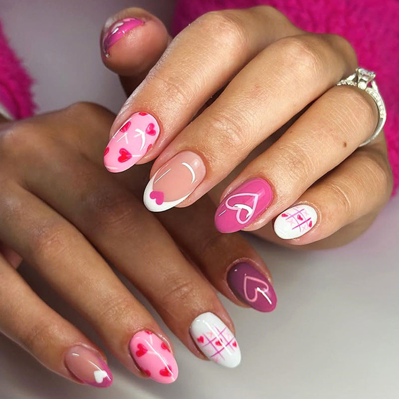 Kunstnagelset mit romantischen Herzmotiv und kreativen Mustern Brehn