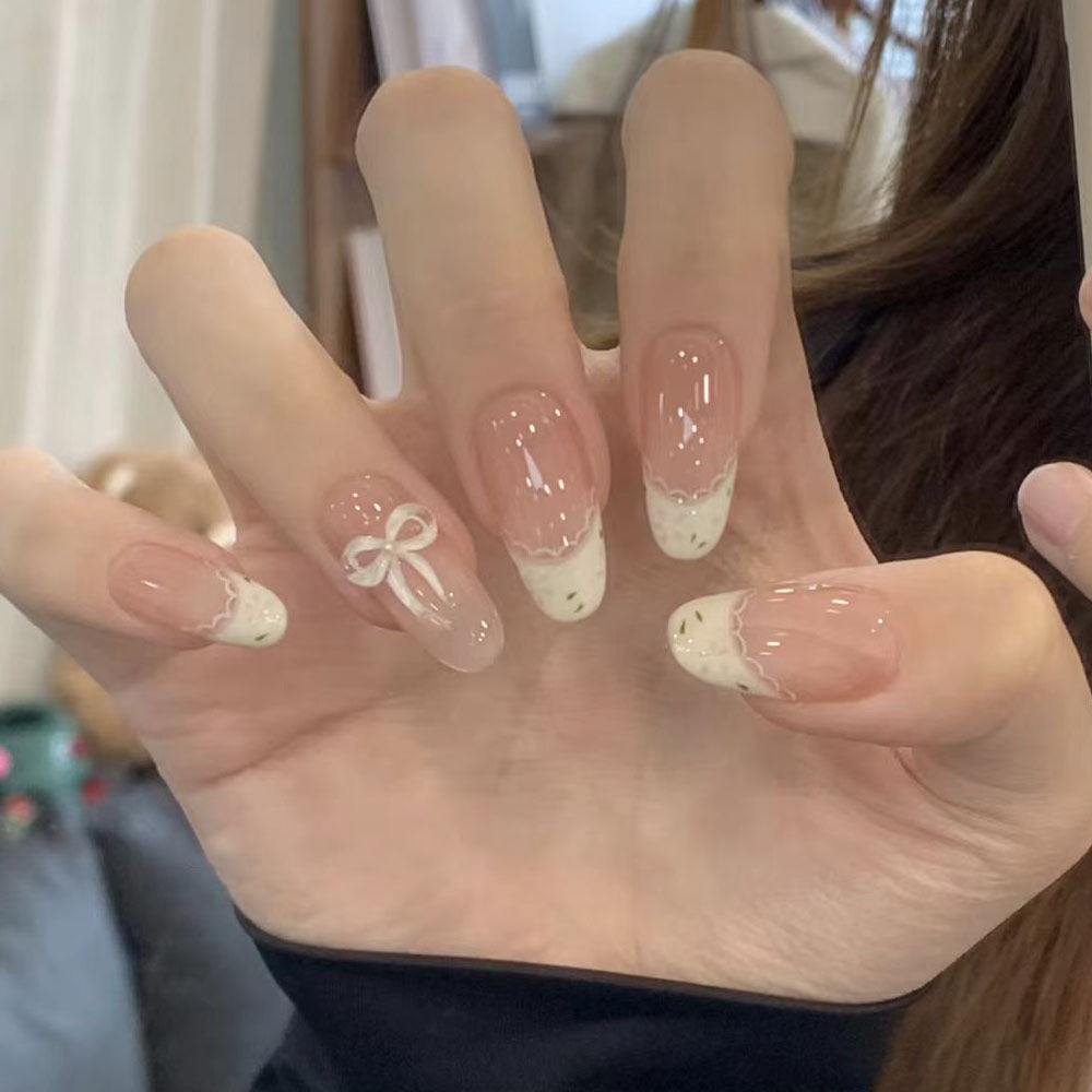 Künstlerisches Press-On-Nagelset mit verspielten Charakterdesigns Brehn