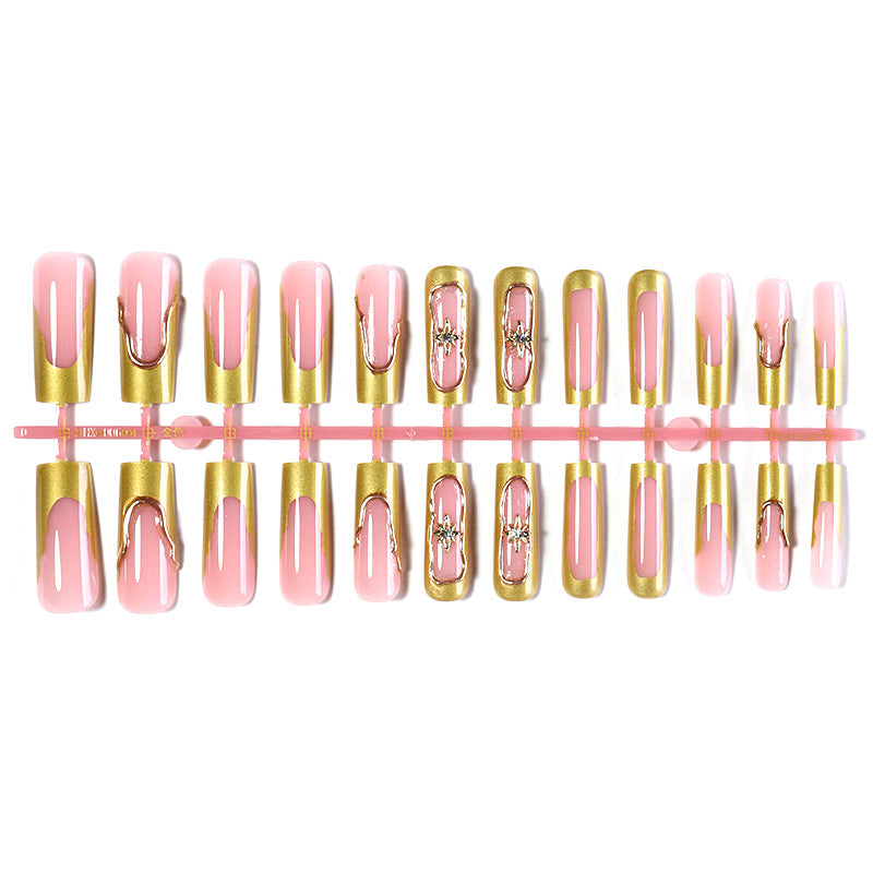 Elegantes Press-On-Nagelkunst-Set mit goldenen Akzentdesign Brehn