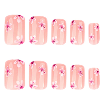Kunstvolle Nagelkunst mit Blumen-Design und Blauem French Tip Brehn