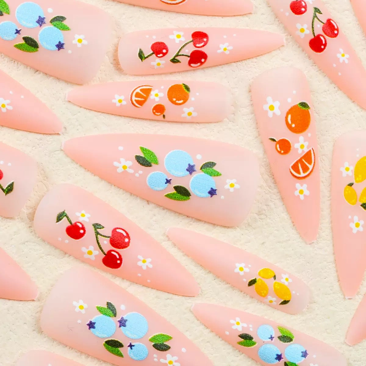 Kunstnagelset mit fruchtigen 3D-Motiven und blühenden Akzenten Brehn