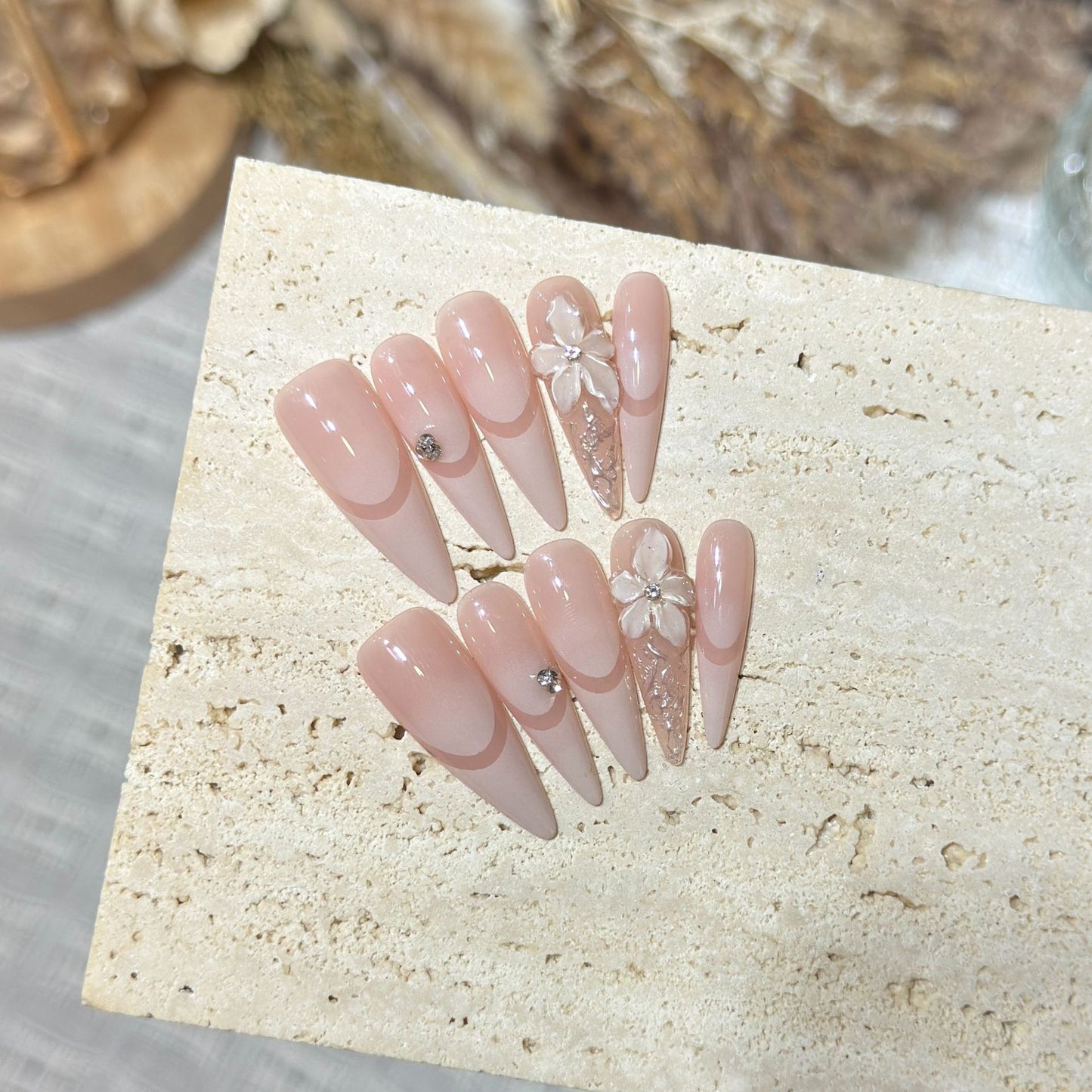 Elegantes Stiletto Press-On Nagelkunstset mit floralen Akzenten Brehn