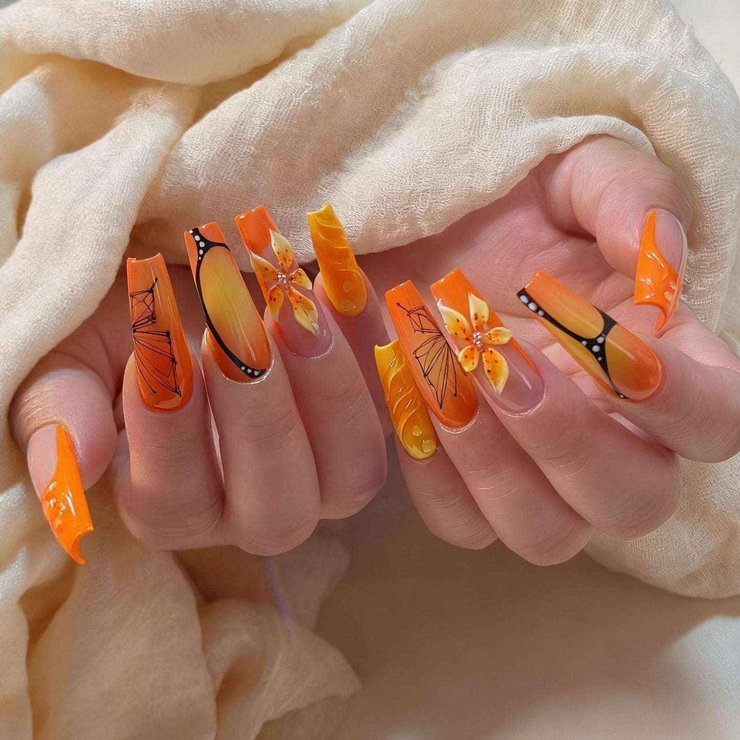 Kunstvoller Nagelspitzen Set mit Blattakzenten Brehn