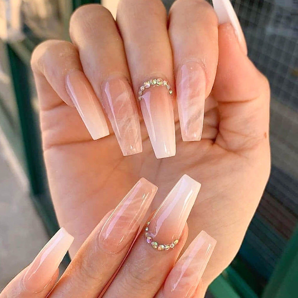 Kunstvolle Nagelspitzen mit Glitzer- und Ombre-Design Brehn