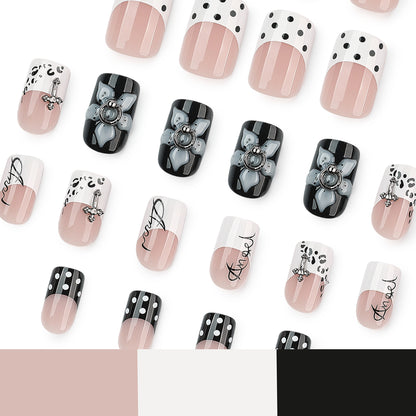 Kunstvolle Nagelverlängerungen mit elegantem Schwarz-Weiß Design Brehn