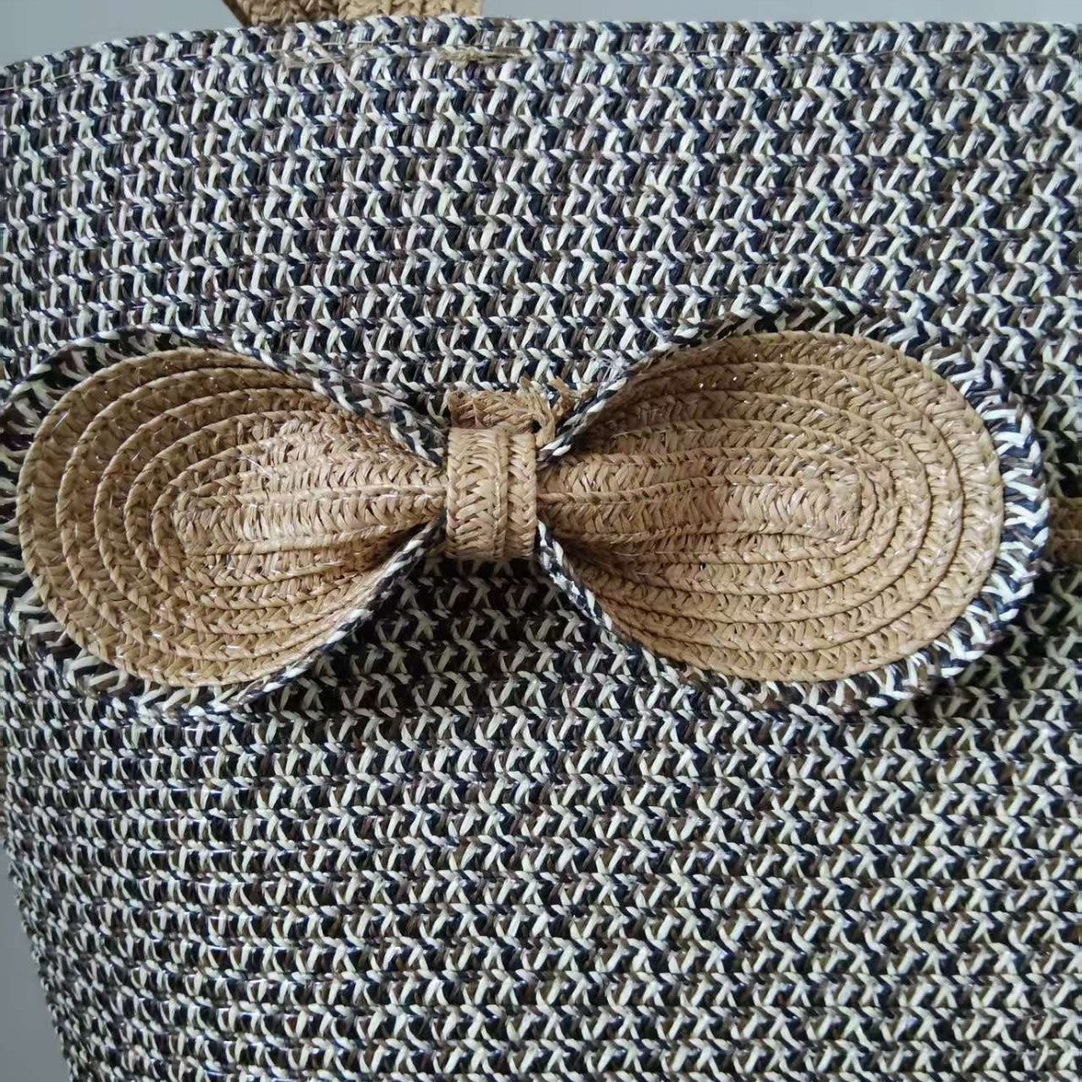 Elegante Strohtasche mit Dekorativem Schleifenverschluss Brehn